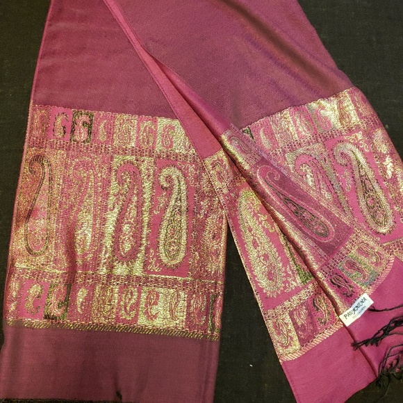 Scarfs - Picture 3 of 3